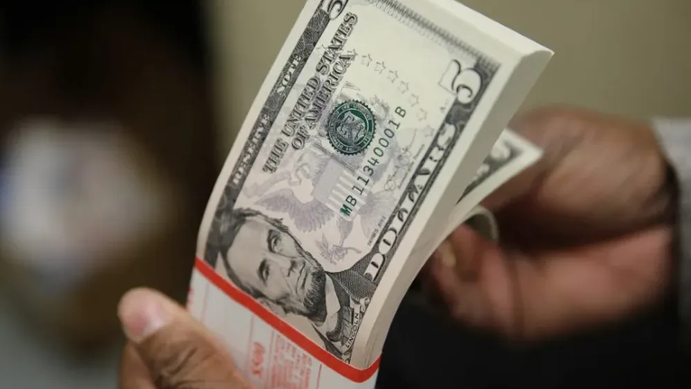 Moeda norte-americana disparou 8,65% na abertura desta segunda-feira (26), após a reeleição de Lula; papéis de bancos e da Petrobras registraram fortes perdas nas bolsas dos Estados Unidos