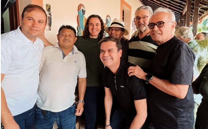 Cícero cumpre agenda com Veneziano e afirma que definirá novo partido em breve