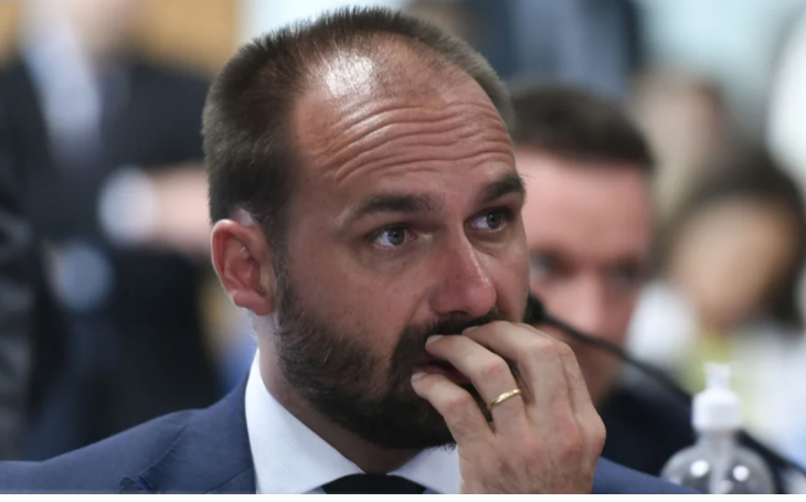 Polícia Federal determina que Eduardo Bolsonaro volte ao cargo de escrivão