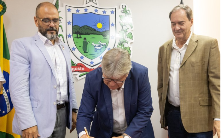 João Azevêdo assina convênio para instalação de fábrica do Lifesa em Caaporã para fornecer medicamentos ao SUS