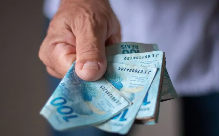 Aposentados do INSS que ganham mais que o mínimo começam a receber 13º