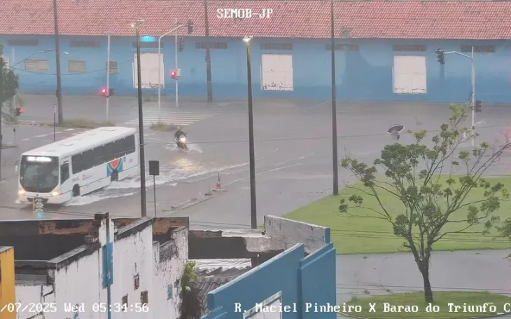 Chuvas provocam alagamentos, dificultam trânsito e invadem casas na Grande João Pessoa