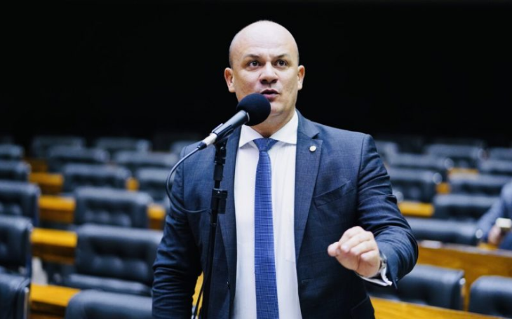 Cabo Gilberto critica projeto do IR e reclama de preço de iPhone