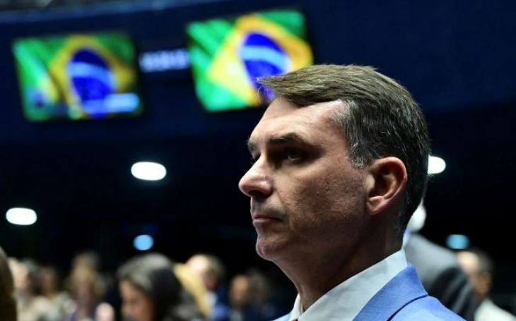 PEC de Flávio Bolsonaro para acabar com a reeleição é protocolada no Senado