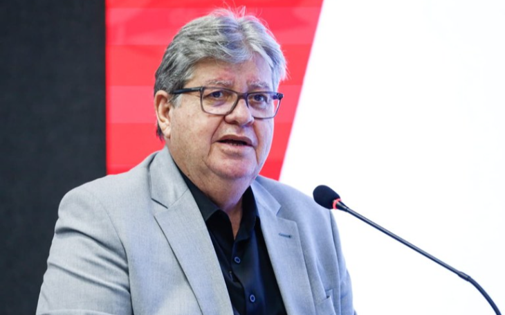 João Azevêdo ironiza criticas sobre falta de "traquejo político" e "de que não sorri"