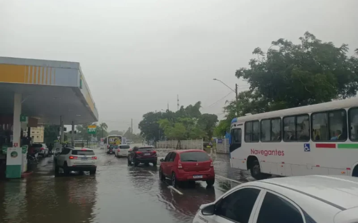 João Pessoa registra média de 81,5 mm de chuvas em 24h; imóvel desaba na Torre