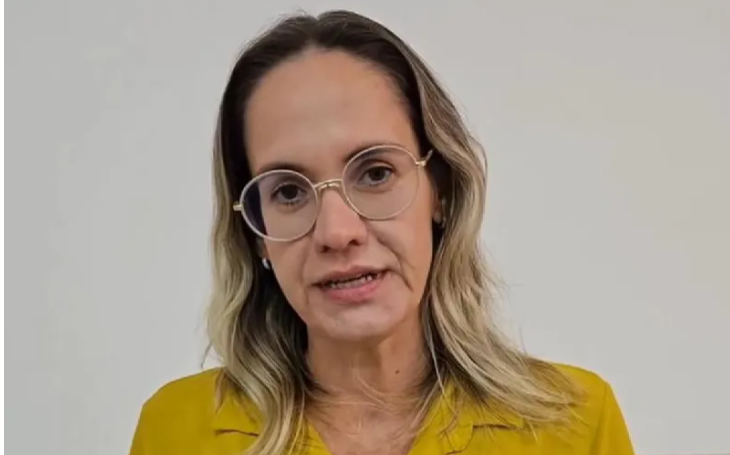O primeiro ato oficial de Leo Bezerra prefeito; a exoneração de Janine Lucena
