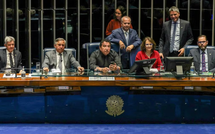 Oposição ocupa mesas da Câmara e do Senado em protesto contra prisão de Bolsonaro