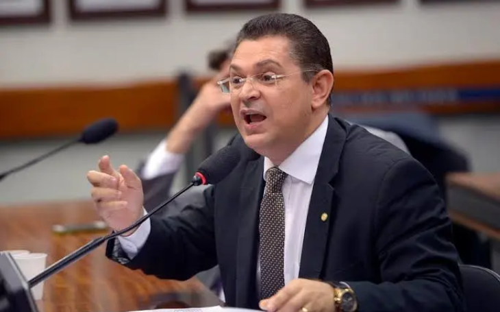 Líder do PL critica Lula por fala sobre operação no Rio: "Saiu do armário"