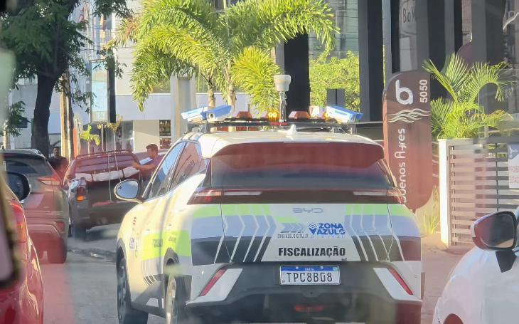 Carro da Zona Azul com câmeras no teto começar a circular na orla de João Pessoa
