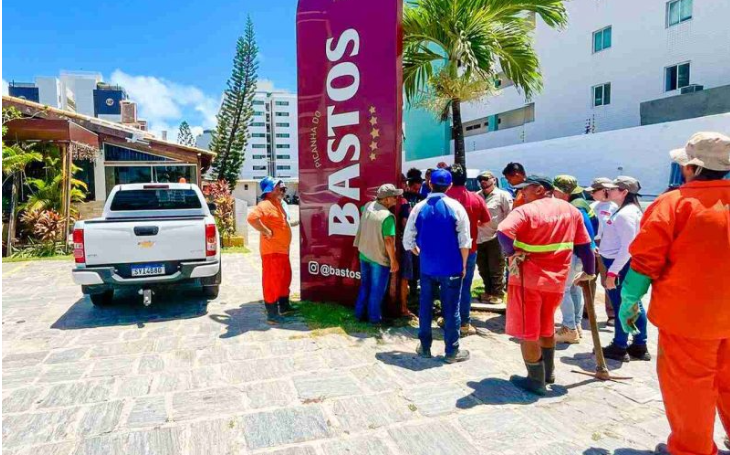 Churrascaria, hotel e bar são notificados por irregularidades no sistema de esgoto na orla