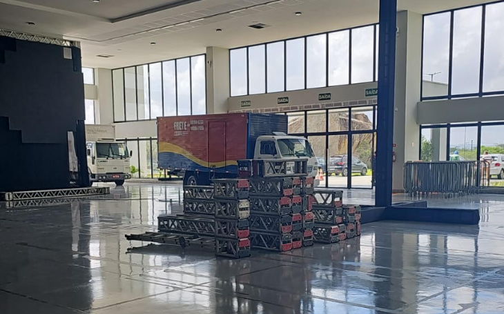 Montagem de novo layout do CRESCER segue em ritmo acelerado no Centro de Convenções de Campina Grande