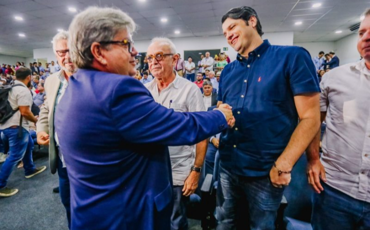 Léo quer conversa com João Azevêdo antes de decidir posição