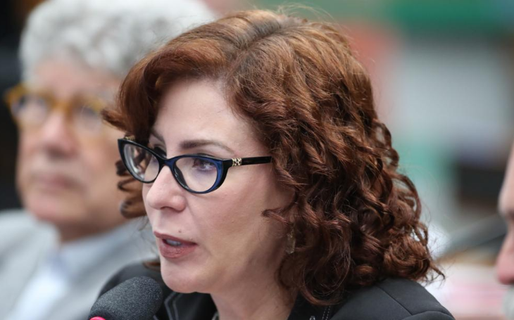 Por insuficiência de votos pela cassação, Câmara mantém mandato da deputada Carla Zambelli