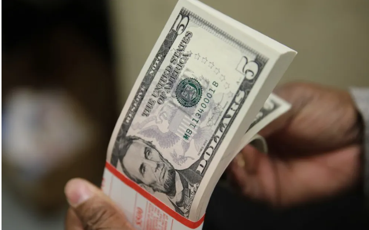 Dólar sobe para R$ 5,68 com anúncio de acordo entre EUA e China