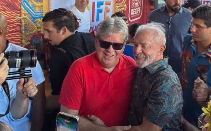 João Azevêdo acompanha Lula em camarote do Galo da Madrugada no Recife