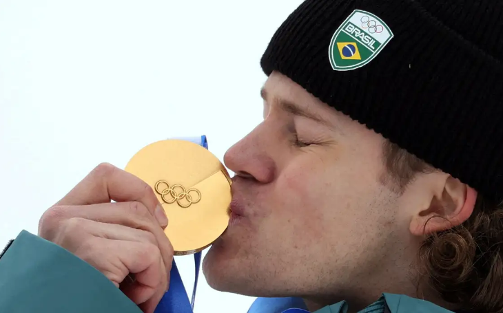 Lucas Pinheiro conquista 1° ouro para o Brasil em Olimpíada de Inverno