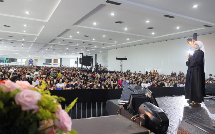 Domingo do CRESCER reúne grande público no Centro de Convenções em programação e Santa Missa presidida pelo Padre Chrystian Shankar