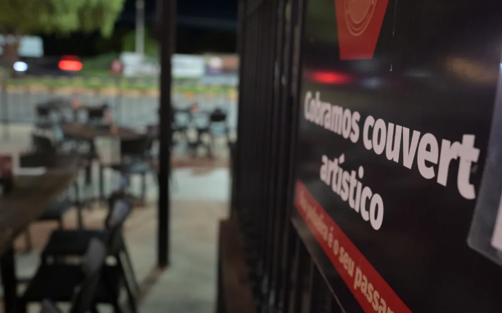 Proprietários de bares vão à Justiça contra lei que obriga repasse de couvert a artistas