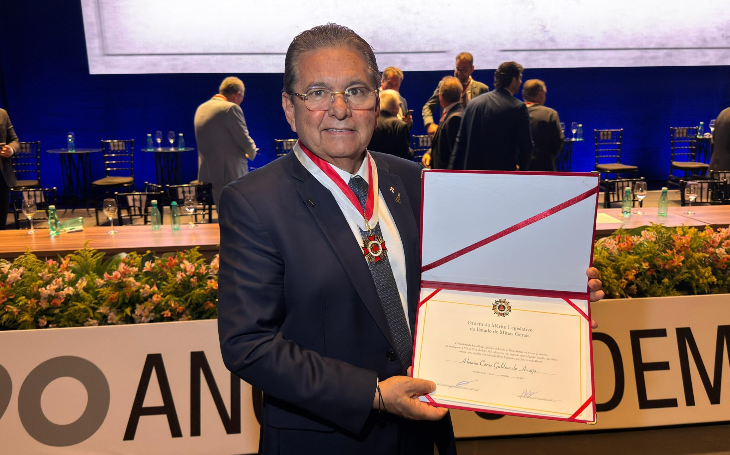 Adriano Galdino recebe medalha de Mérito Legislativo da Assembleia de Minas Gerais