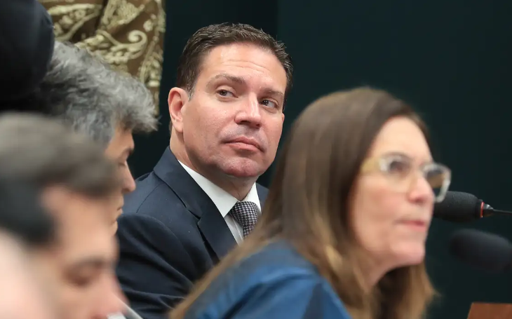 Moraes determina suspensão parcial da ação do golpe contra Ramagem