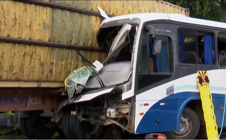 Acidente entre ônibus e caminhão deixa uma pessoa morta na BR-230, em Santa Rita