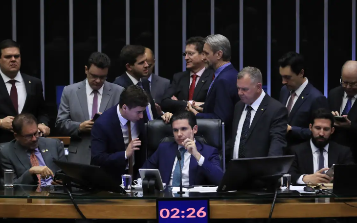 PEC da blindagem é aprovada por deputados e vai ao Senado