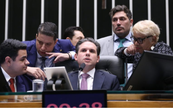 Hugo Motta diz que regulamentação da reforma tributária vai reduzir burocracia no Brasil