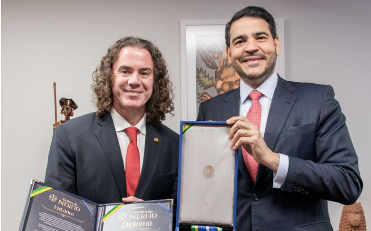 Veneziano recebe a mais alta comenda da AGU pelos seus relevantes serviços como Senador