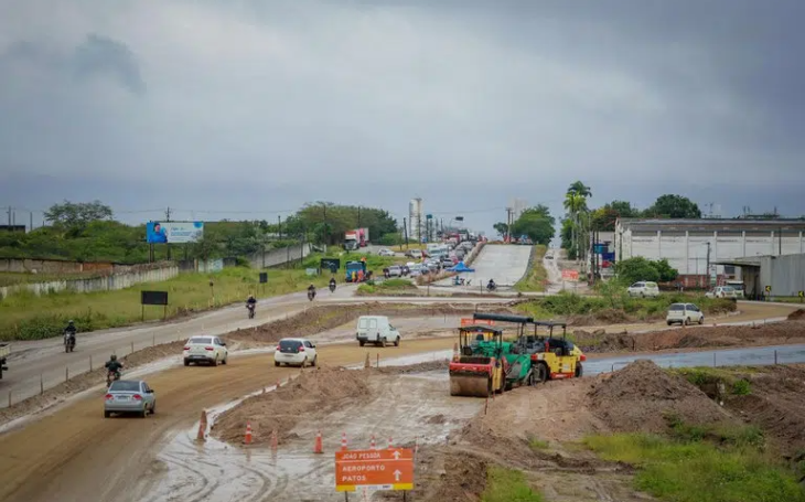 Obras na BR-230 em Campina interditam trecho em alça