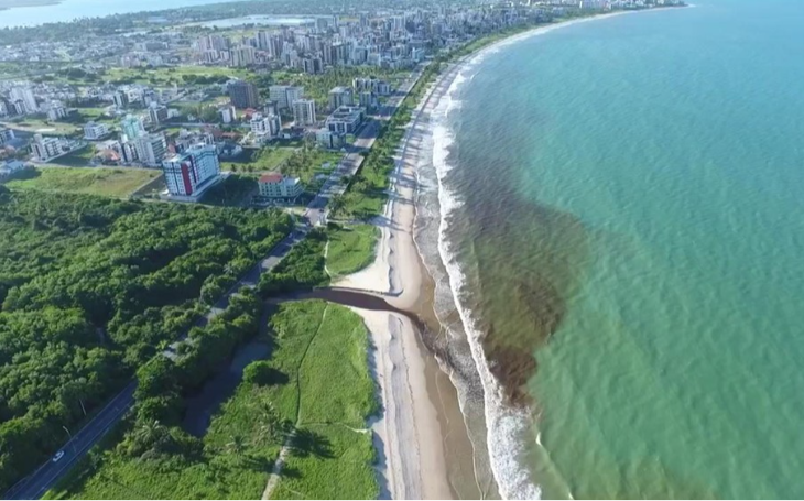 MPPB abre investigação para saber causas de manchas no mar em João Pessoa e Cabedelo