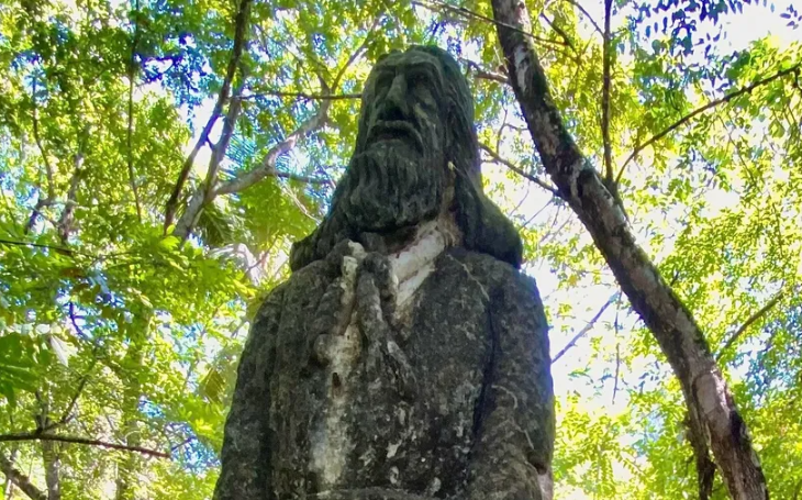 Estátua de Tiradentes esquecida em mata de João Pessoa vira mistério