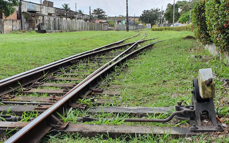 Criança é atingida por trem enquanto atravessava linha férrea em João Pessoa