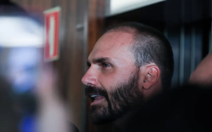 PF indicia Bolsonaro e Eduardo em inquérito sobre sanções dos EUA