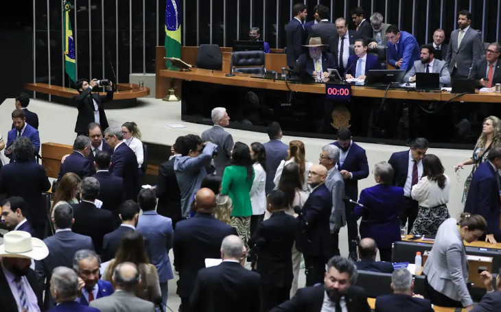 Câmara aprova projeto que reajusta salários de servidores públicos