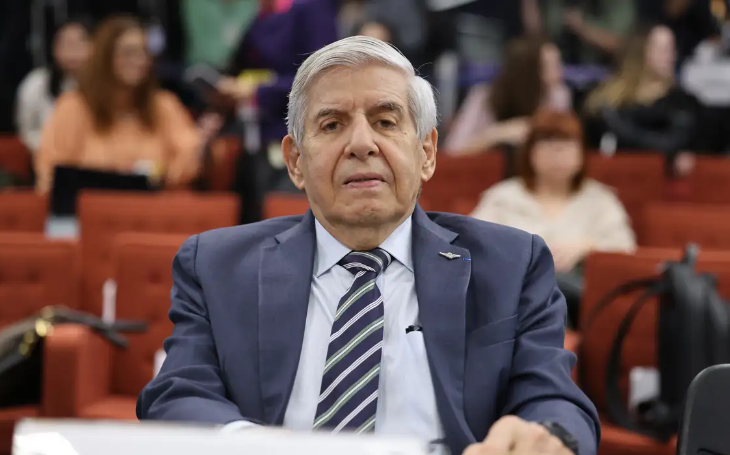 General Heleno chega à residência onde cumprirá prisão domiciliar em Brasília