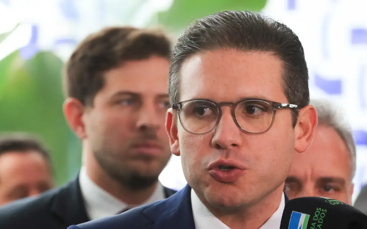 Hugo Motta justifica veto a Eduardo Bolsonaro na liderança da minoria