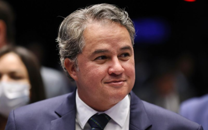 Efraim fará evento com Flávio Bolsonaro em João Pessoa e vê espaço para filiação ao PL