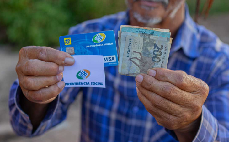 Governo discute antecipação do 13º salário de aposentados e pensionistas do INSS