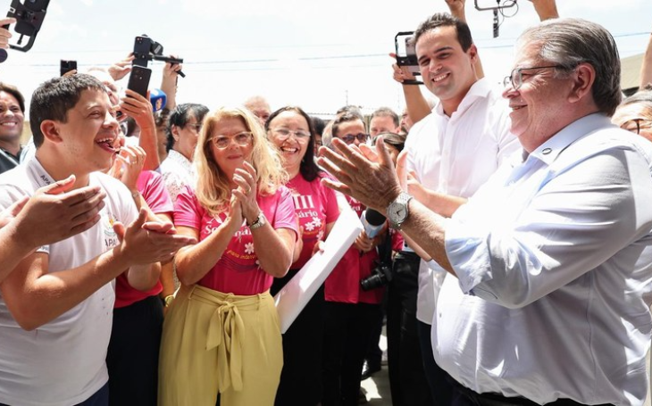João Azevêdo entrega piscina terapêutica da Apae de Campina Grande