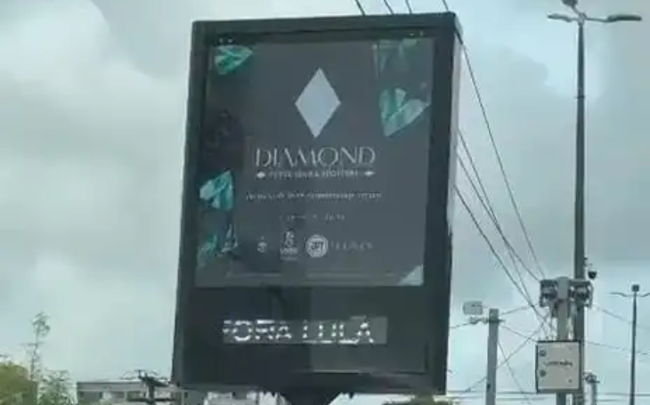 Relógio em avenida de João Pessoa exibe frase contra Lula e PT anuncia ações