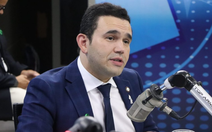 Jhony Bezerra diz que Bruno Cunha Lima se "esconde" em meio a atrasos de salários e defende CPI da Saúde