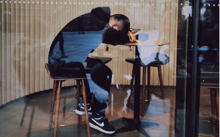 Burnout: saiba como reconhecer os sinais no trabalho e na universidade