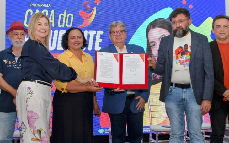 João Azevêdo lança programa com bolsas para universitários na Paraíba