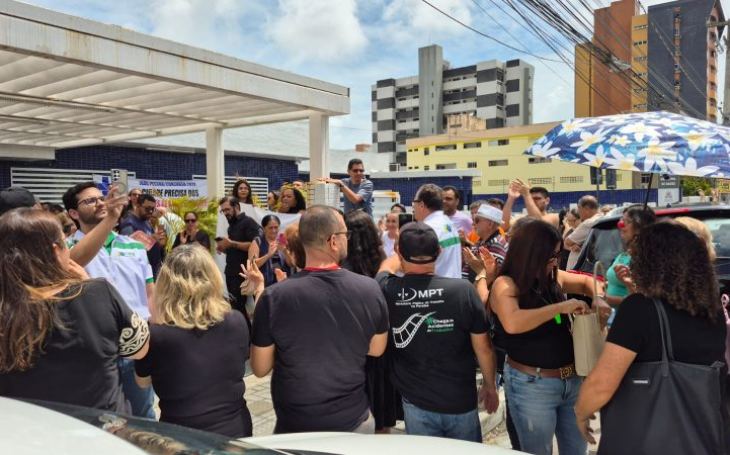 Servidores de Saúde fazem protesto em João Pessoa e cobram reajuste salarial