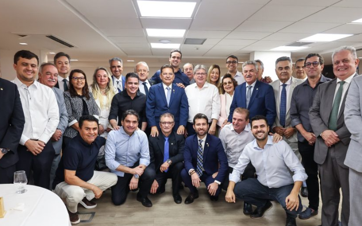 João Azevêdo reúne deputados e prevê “muita coisa até o último minuto do dia 4”